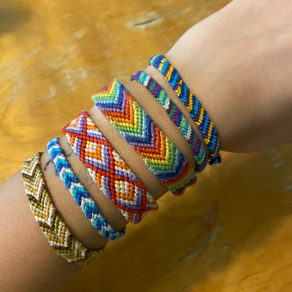 Friendship Bracelets! COMMENT BEFORE BUYING ONE - Picture 1 of 2